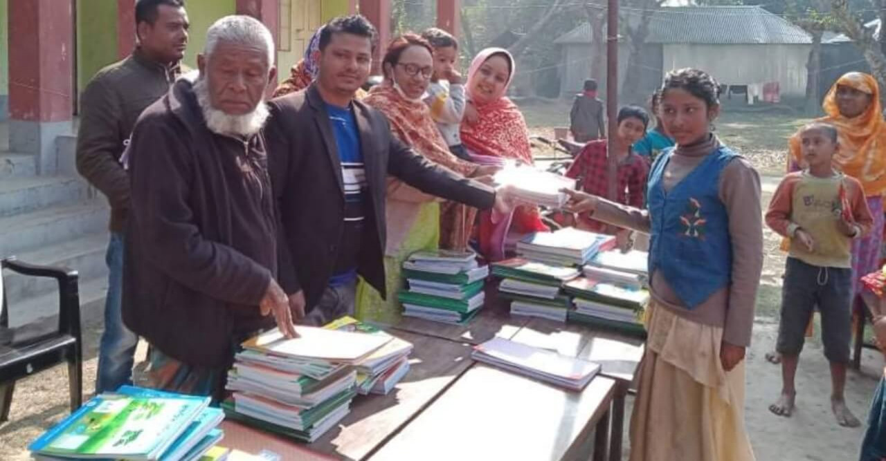 ডোমারে উৎসবমুখর পরিবেশে পাঠ্যপুস্তক বিতরন কার্যক্রম সম্পুর্ণ