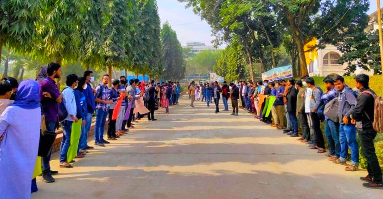 শিক্ষার্থীদের উপর হামলার প্রতিবাদে 'কুবি' শিক্ষার্থীদের মানববন্ধন