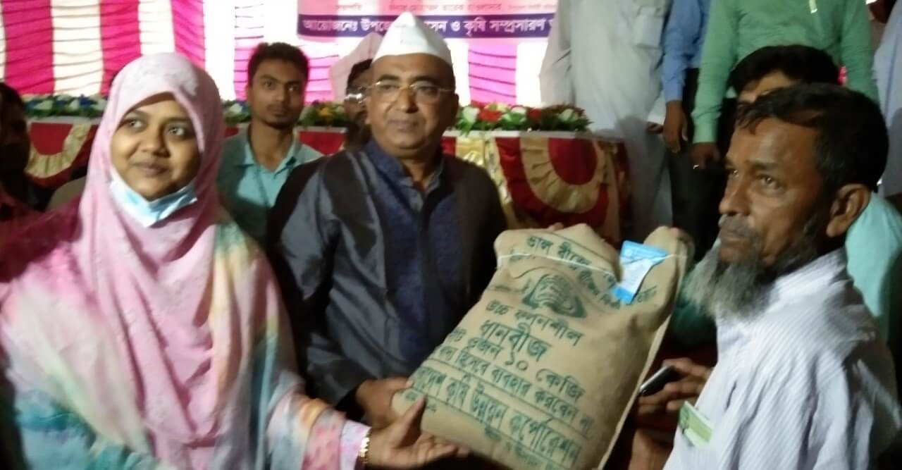 বিনামূল্যে কৃষকদের মাঝে কৃষি উপকরণ বিতরণ