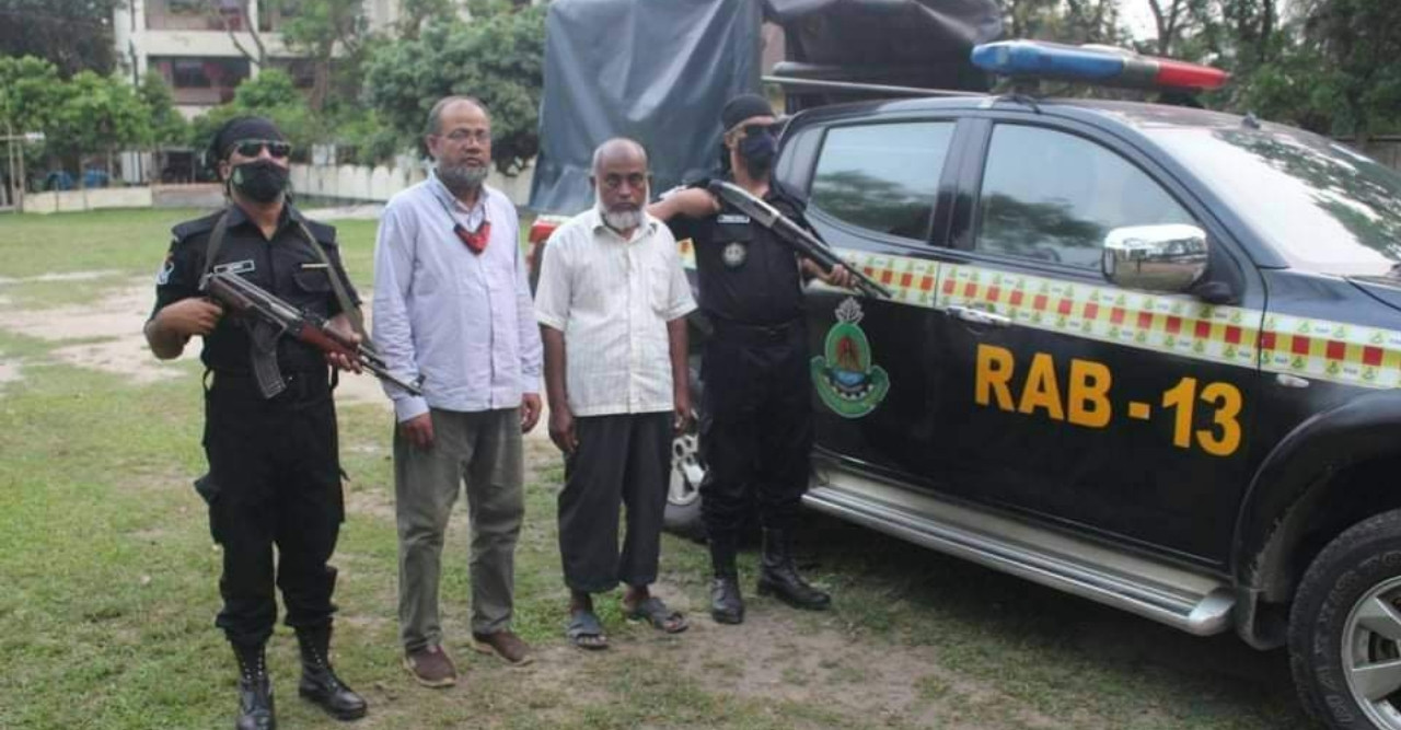দিনাজপুর সদরে হাজীর দিঘীর মোড়ে ভুয়া ডাক্তার আটক